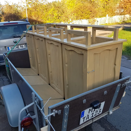 Kompostbeete aus Holz, die in einem Anhänger stehen