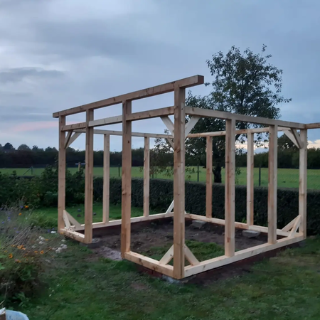 Das Grundgerüst eines Gartenhäuschens