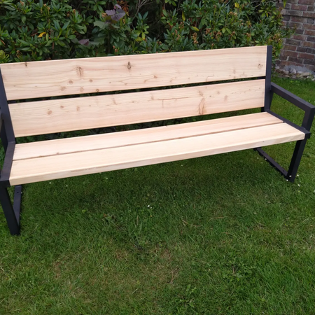 Eine Holzbank für den Garten