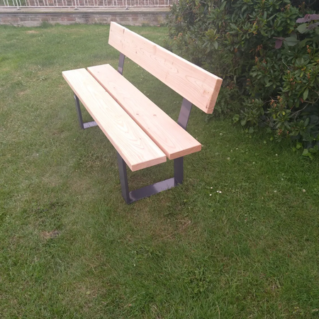 Eine Holzbank für den Garten