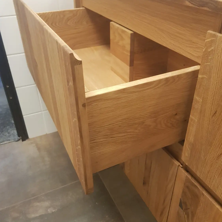 Waschbeckenschrank mit Schubladen aus Holz