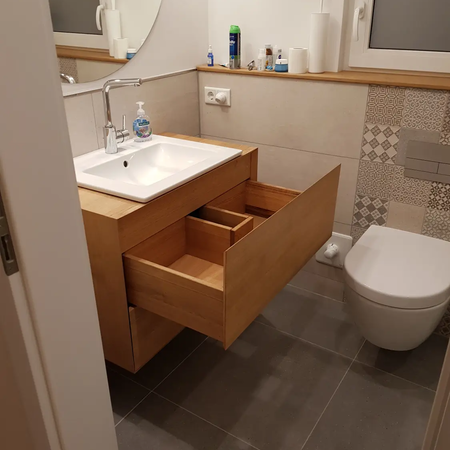 Waschbeckenschrank aus Holz