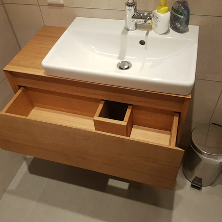 Waschbeckenschrank mit Schubladen aus Holz