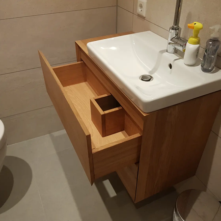 Waschbeckenschrank mit Schubladen aus Holz