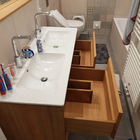 Waschbeckenschrank mit Schubladen aus Holz