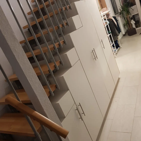 Ein unter die Treppe integrierter Holzschrank