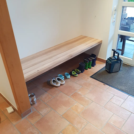 Eine Holzbank für den Eingangsbereich