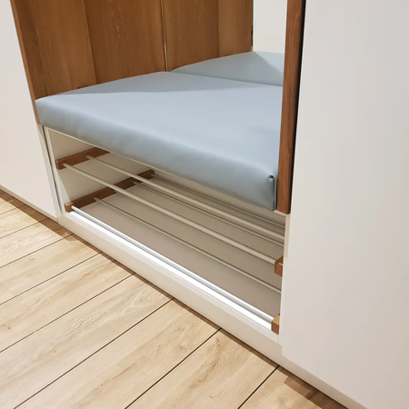 Ein großer weißer Schrank mit Sitzfunktion