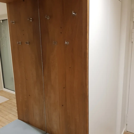 Ein großer weißer Schrank mit Sitzfunktion