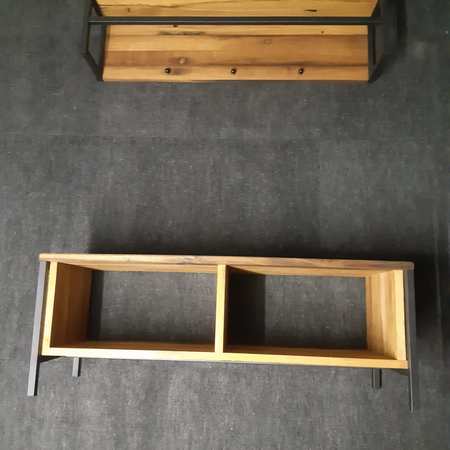 Zwei Holzregale, die auf dem Boden liegen