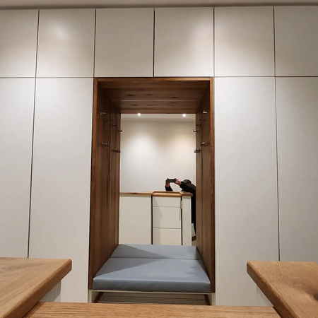 Ein großer weißer Schrank mit Sitzfunktion