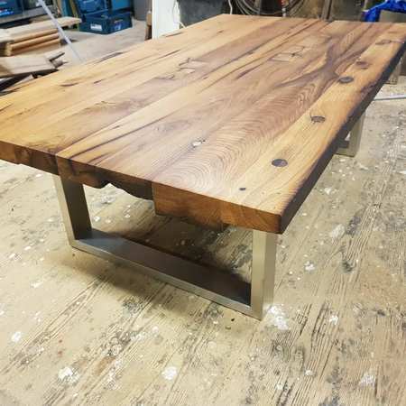 Ein länglicher Holztisch für den Essbereich