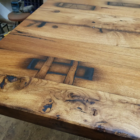 Ein länglicher Holztisch für den Essbereich