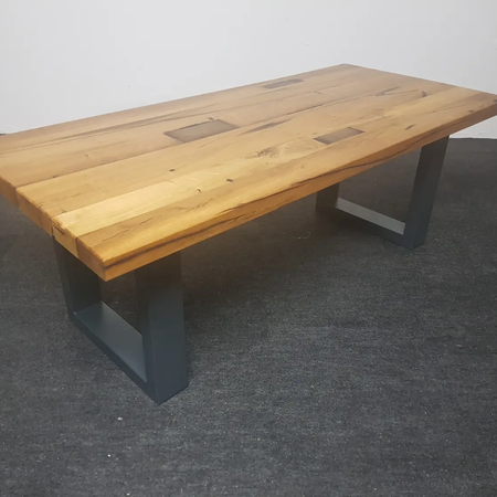 Ein länglicher Holztisch für den Essbereich