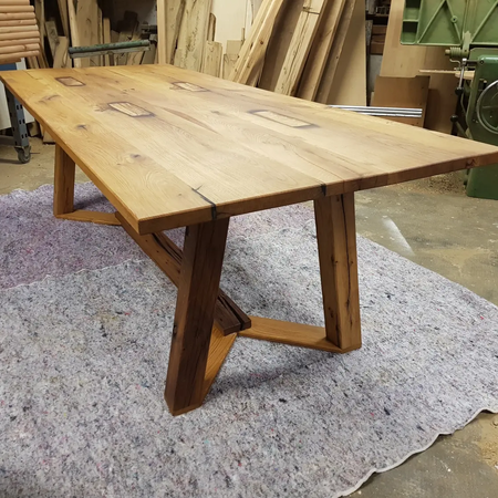 Ein länglicher Holztisch für den Essbereich