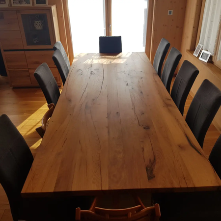 Ein länglicher Holztisch für den Essbereich