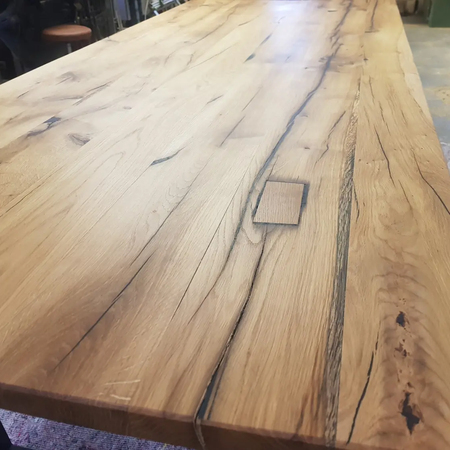 Ein länglicher Holztisch für den Essbereich