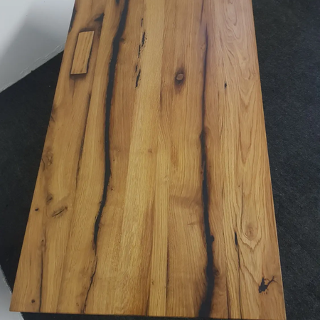 Ein länglicher Holztisch für den Essbereich