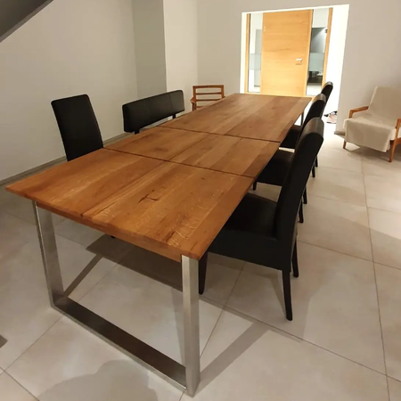 Ein länglicher Holztisch für den Essbereich