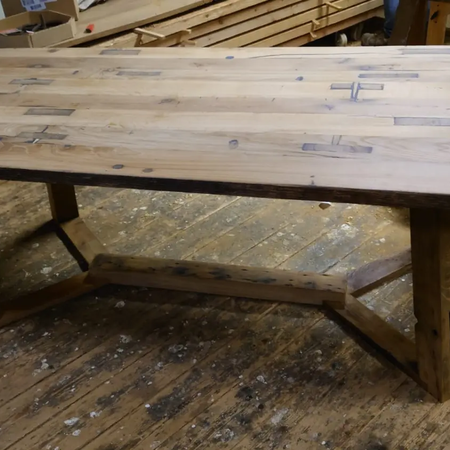 Ein länglicher Holztisch für den Essbereich