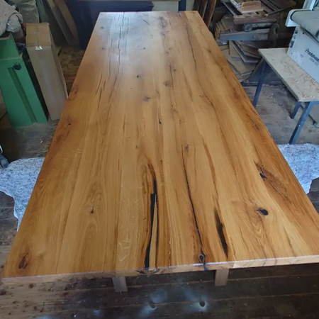 Ein länglicher Holztisch für den Essbereich