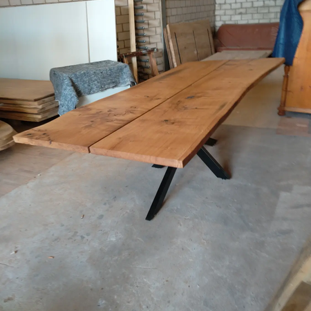 Ein länglicher Holztisch für den Essbereich
