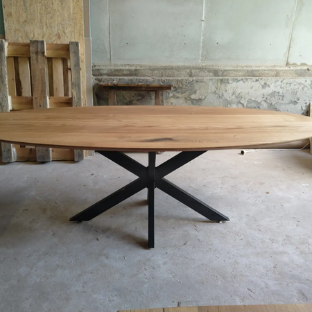 Ein länglicher Holztisch für den Essbereich