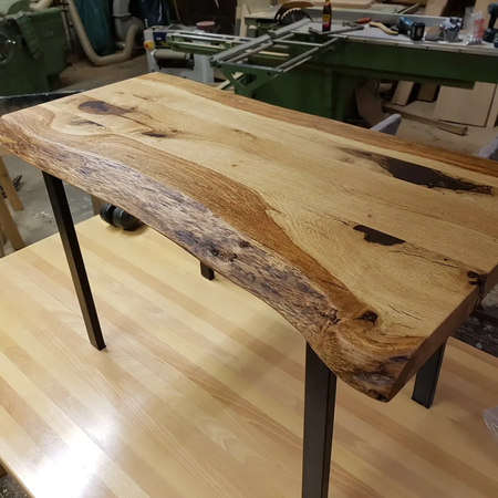 Ein länglicher Holztisch
