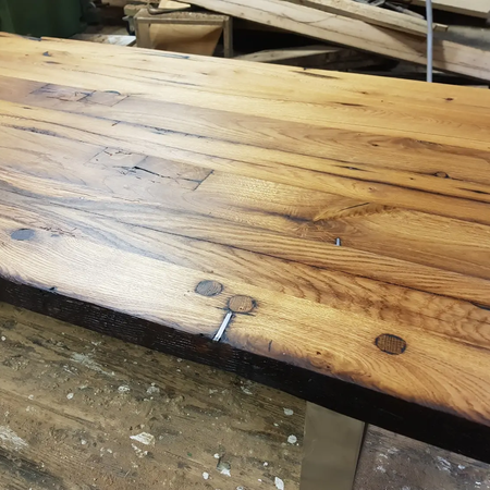 Ein länglicher Holztisch