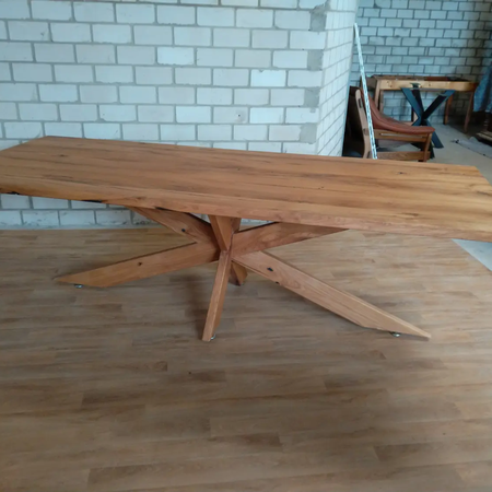 Ein länglicher Holztisch
