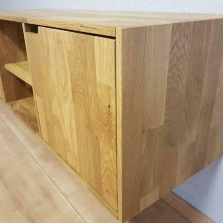 Ein Holzregal, welches an eine Wand montiert ist