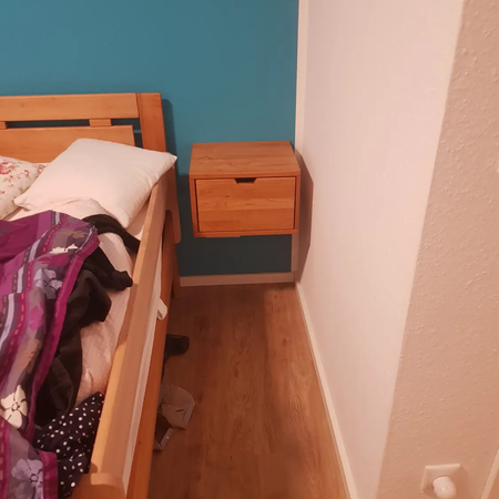 Ein Nachtschrank mit einer Schublade