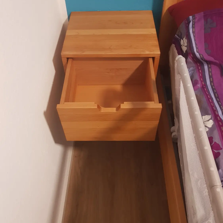Ein Nachtschrank mit einer Schublade