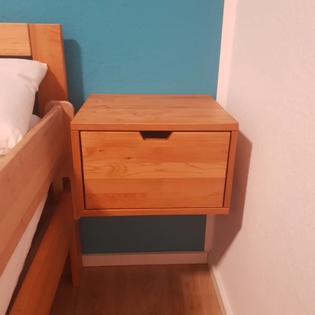 Ein Nachtschrank mit einer Schublade