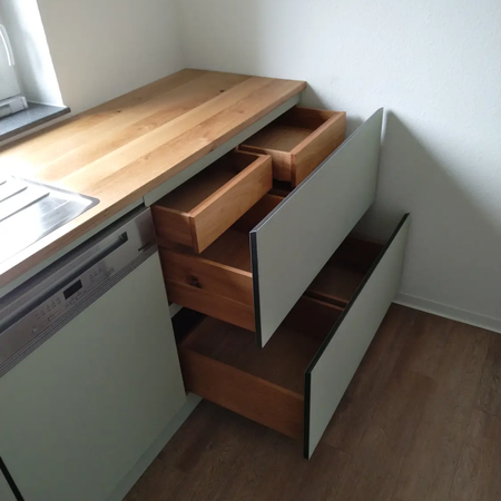 Blick auf die Schubladen der neuen Küche