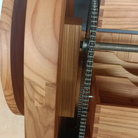 Individuell angefertigter Holzschrank mit Schiebefunktion