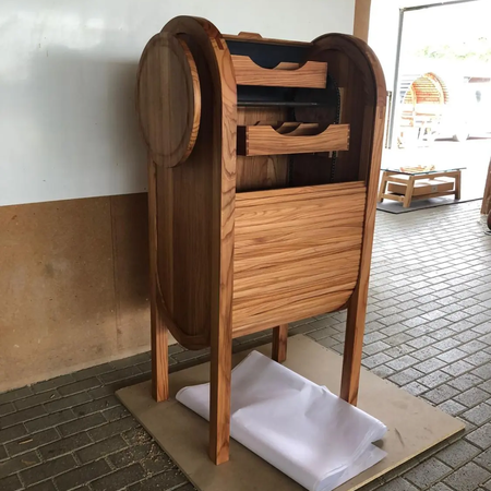 Individuell angefertigter Holzschrank mit Schiebefunktion
