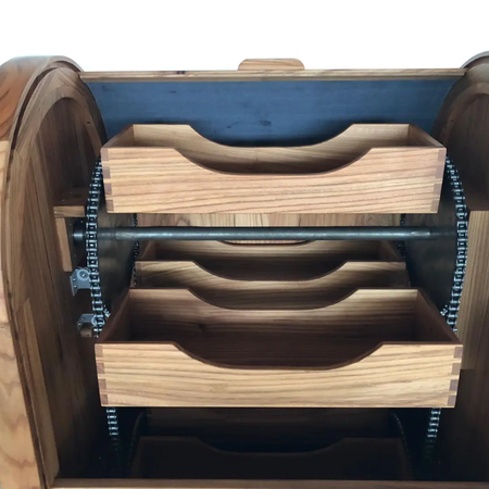 Individuell angefertigter Holzschrank mit Schiebefunktion