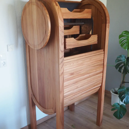 Individuell angefertigter Holzschrank mit Schiebefunktion