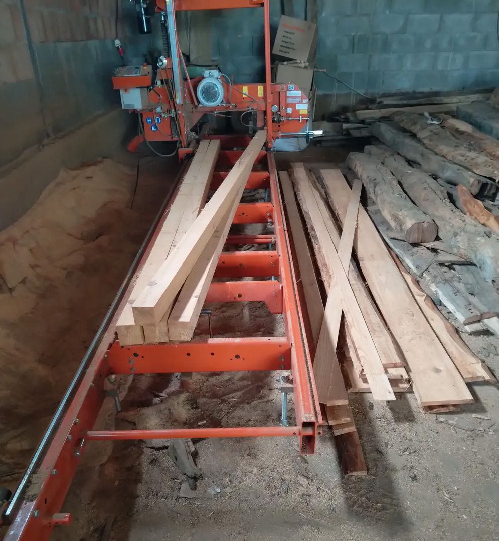 Blick auf eine Säge und Holzbalken